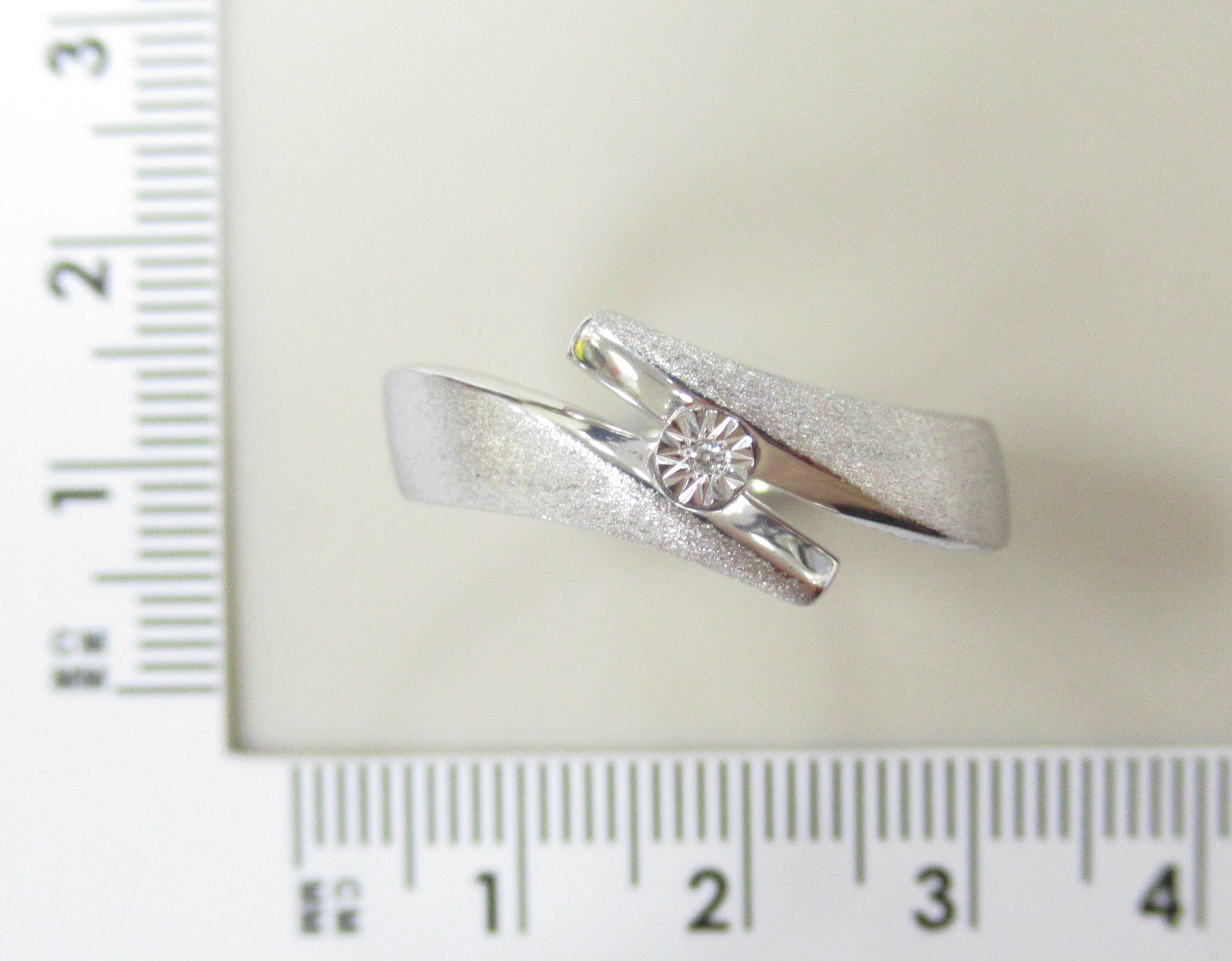 Серебряное кольцо с бриллиантом